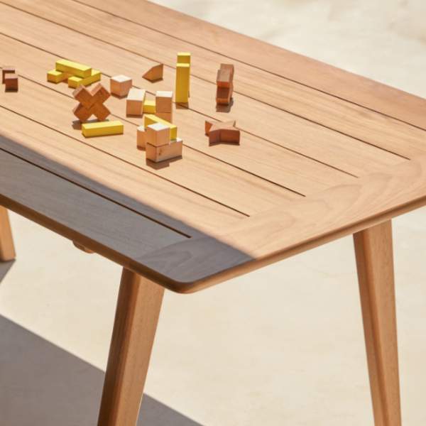 Conjunto de Mesa y Sillas de Madera Emma